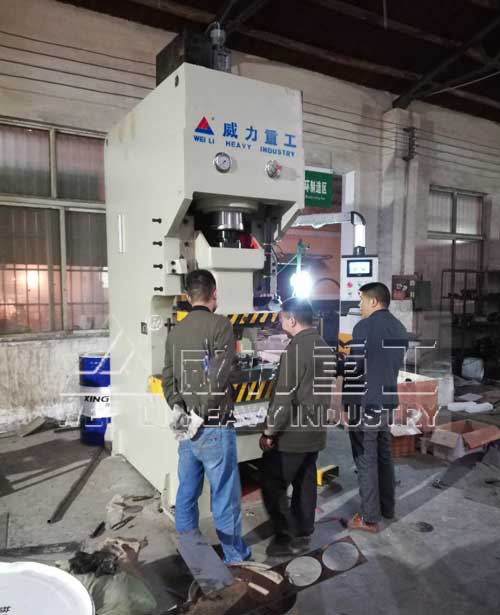 100吨液压冲床客户冲压现场