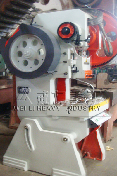 JC23-可倾25吨冲床厂家主要是针对板材的。能过模具,能做出落料,冲孔,成型,拉深,修整,精冲,整形,铆接及挤压件