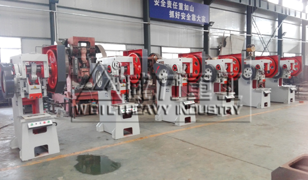山东冲床厂-山东威力重工研制的25吨冲压机床新型模具定位装置是由定位标尺、移动主架及调节螺栓纠合而成,